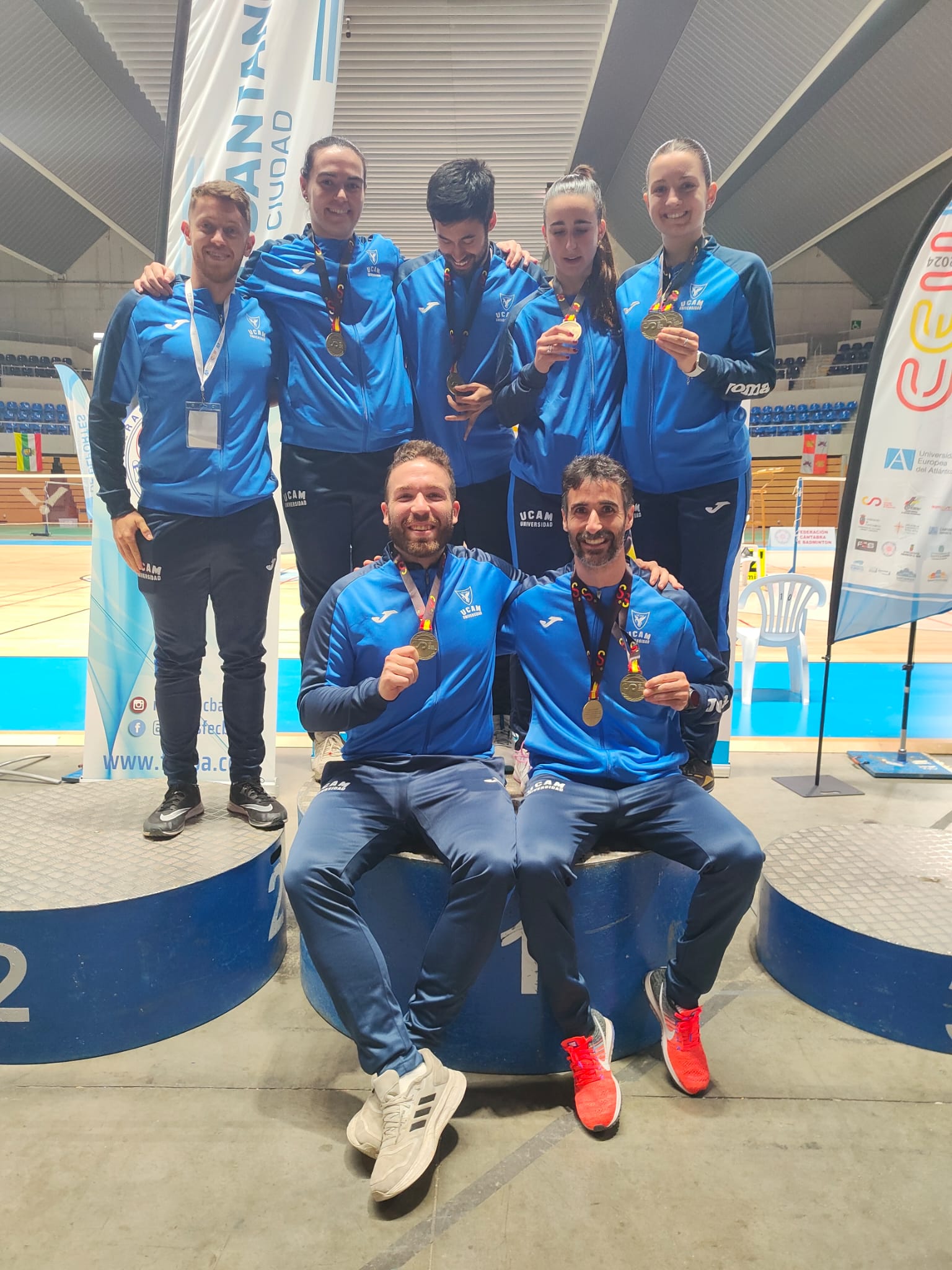 Equipo de bádminton de la UCAM con sus medallas; Juan Pedro es el primero por la izquierda, arriba