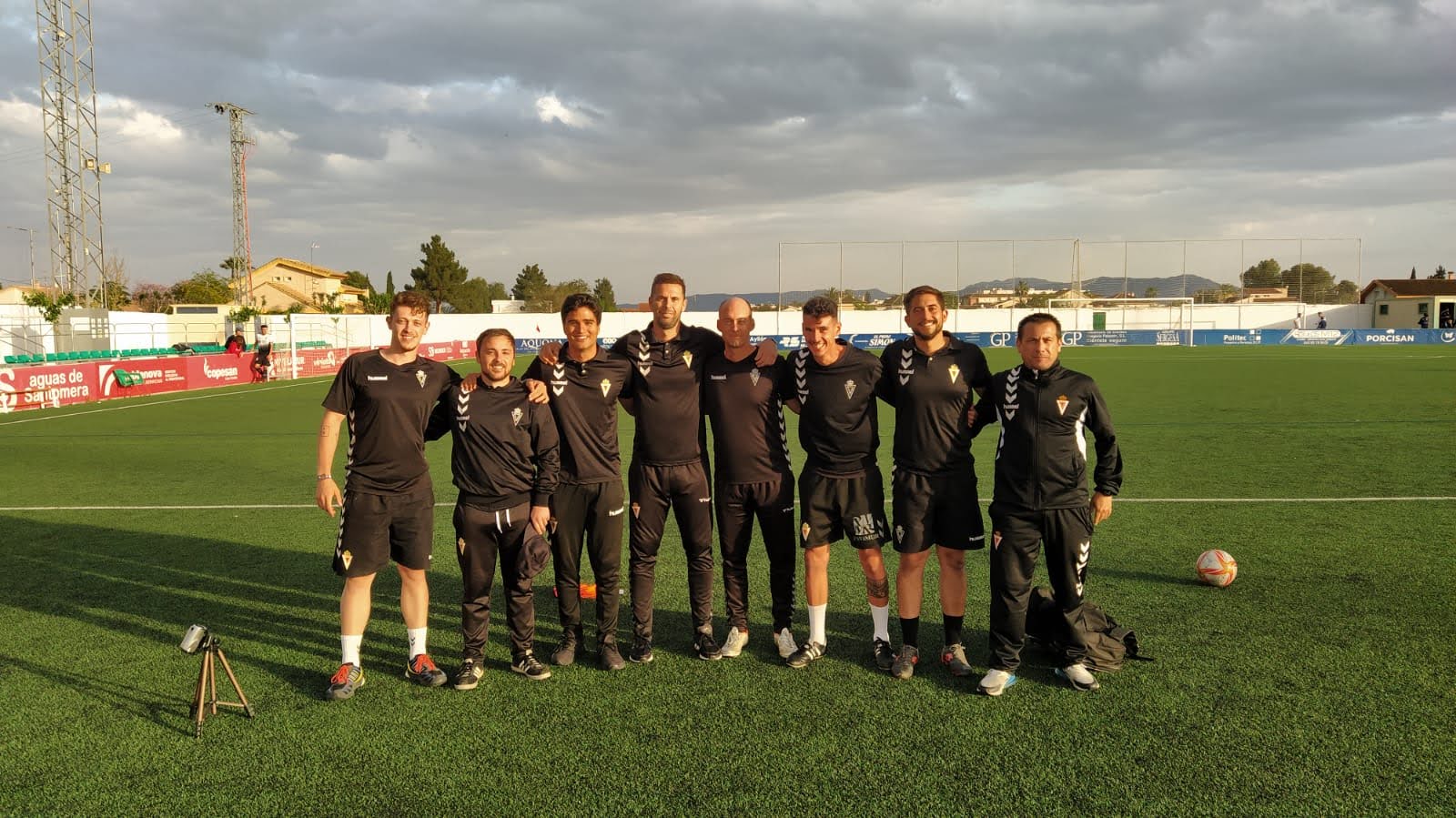 Cuerpo técnico del Real Murcia; Juan Pedro es el primero por la izquierda